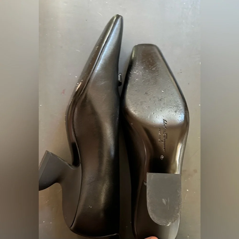 Salvatore Ferragamo women’s black leather pump - Picture 2 of 3